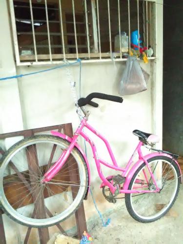 Vendo bicicleta tipo banana color rosado en b - Imagen 1